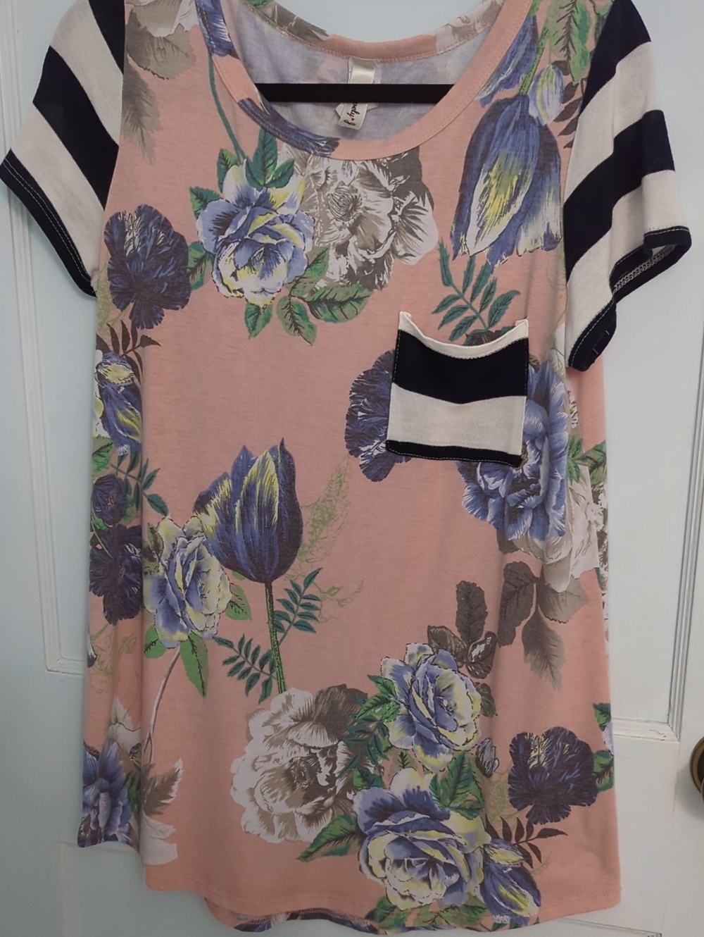 Lovely J Sz L Floral Short Sleeve Tee with Striped Pocket